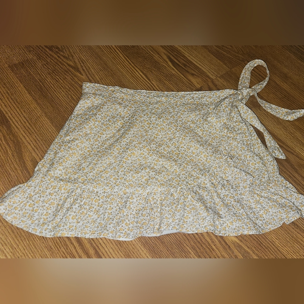 Hollister Co. Women's Ultra High Rise Ruffle Hem Wrap Floral Skirt. SIZE S/M